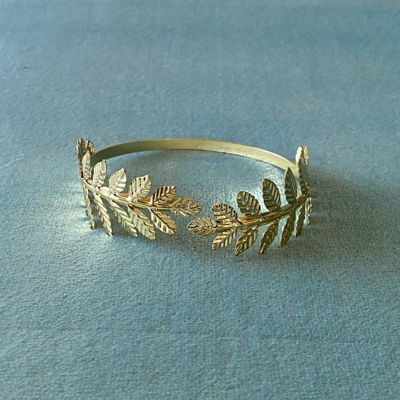 Jewelry - NWOT Gold Goddess Leaf Arm Cuff
